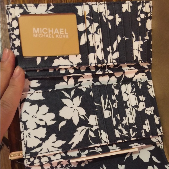 Michael Kors wallet - Picture 4 of 8